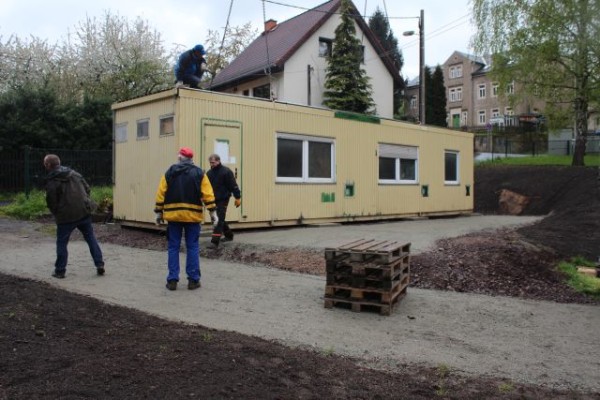 Der Verein stellt einen Container als vorübergehendes Domizil am Festplatz auf und baut ihn aus.