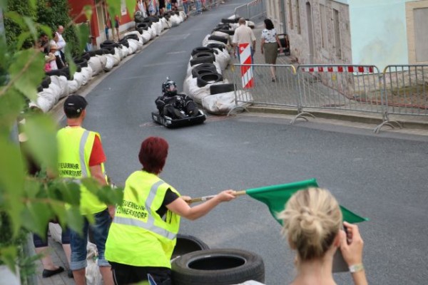 Das alljährliche Seifenkistenrennen verwandelt Kleinnaundorf in Klein-Monaco.