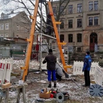 Unter meist erschwerten Witterungsbedingungen werden die Einzelteile zusammengefügt.