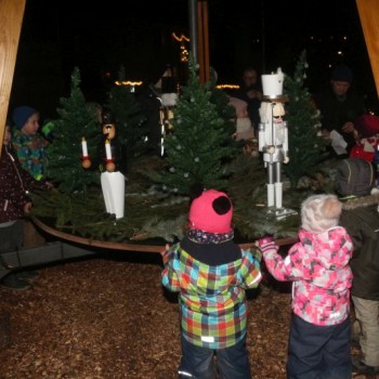 Kinder helfen beim Anschieben der Pyramide