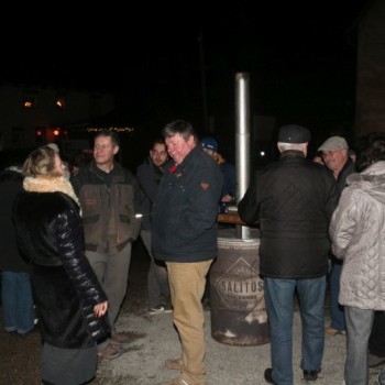 Besucher im Gespräch bei Glühwein und Bratwurst