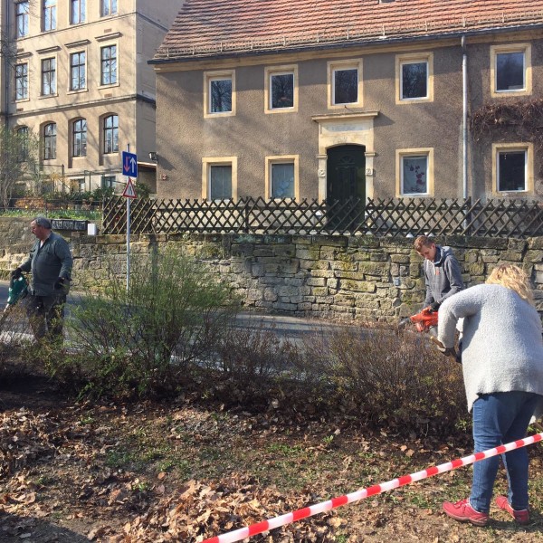 Überall sind fleißige Helfer im Ort zu finden!