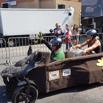 Die Kiste "Sauen Jäger" bei der Fahrt mit einem Fass Jubiläumsbrand
