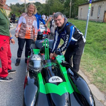 Heike und Berd Hoppe aus Callenberg nehmen am Start Aufstellung