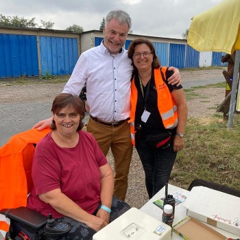 OB Uwe Rumberg vor der Eröffnung mit Organisatoren und Helfern