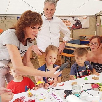 OB Uwe Rumberg schaut bei den Kindern vornei