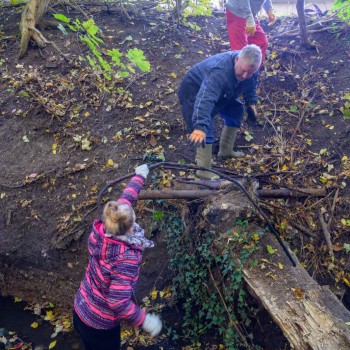 Hand in Hand beim Frühjahrsputz