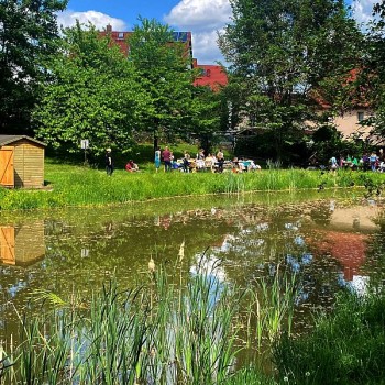 Beschauliches Treiben rund um den See.