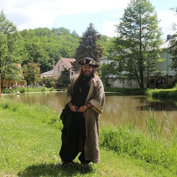 Pirat "Whysker" spint Seemansgarn am See