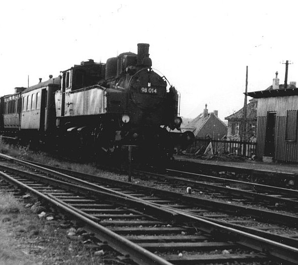 offizielle Abschiedsfahrt mit Lok 98 014 in Kleinnaundorf 1957