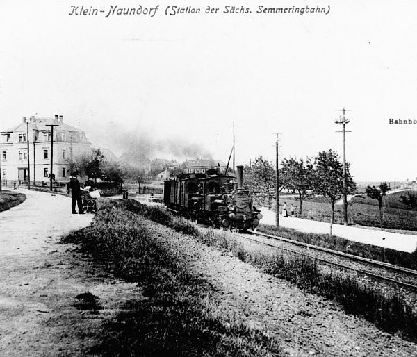 Personenzug mit zwei sächs. H VII T-Lokomotiven am Ortseigang von Kleinnaundorf um 1910