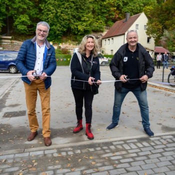 OB Uwe Rumberg, und Ildikó Bencze vom Projektmanagement „Silbernes Erzgebirge“ und Ortsvorsteher Thomas Käfer übergeben den neuen Park- und Festplatz offiziell seiner Bestimmung