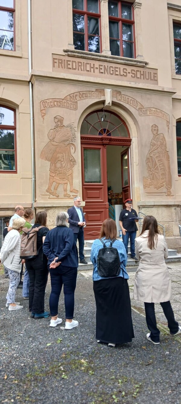 Begrüßung der Jury vor dem Orts- und Kulturzentrum
