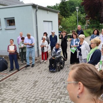 Jury kommt an der Turnhalle an