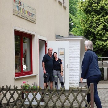 Das Werkstattteam empfängt die Jury