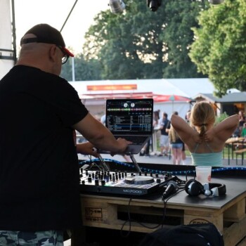 Heiße Rhythmen am waren Sommerabend