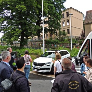 Der Blick wird auf die alte Schule gelenkt