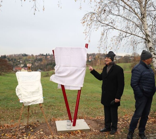 SIegfried Herold erklärt die Idee zur Installation