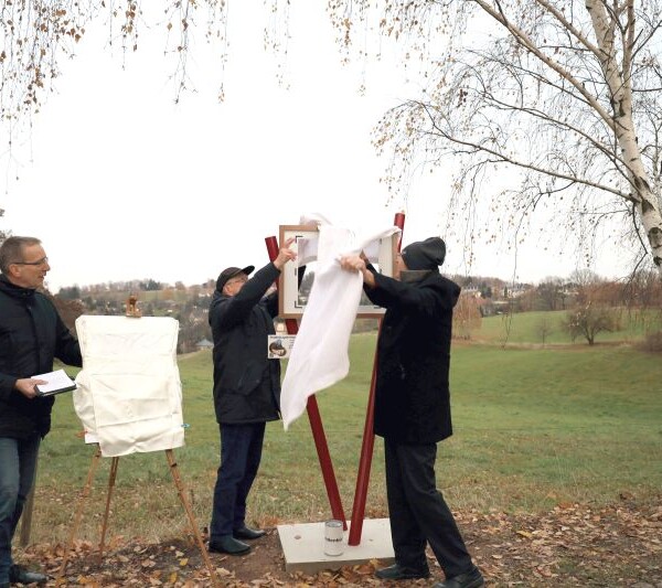 Siegfried Herold und Ulrich Kretzschmar enthüllen die Installation