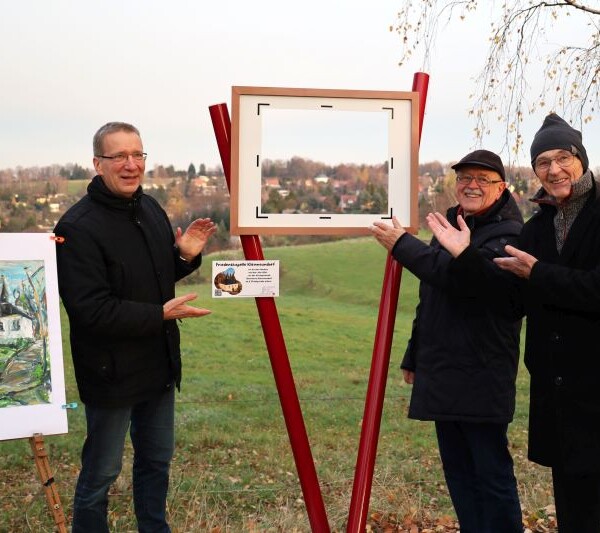 Siegfried Herold und Ulrich Kretzschmar laden zum Kirchblick ein und Pfarrer Grabner verweist auf einen QR-Code für einen virtuellen Rundgang durch die Kappele